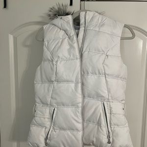 Eddie Bauer white vest with faux fur hood. EUC.